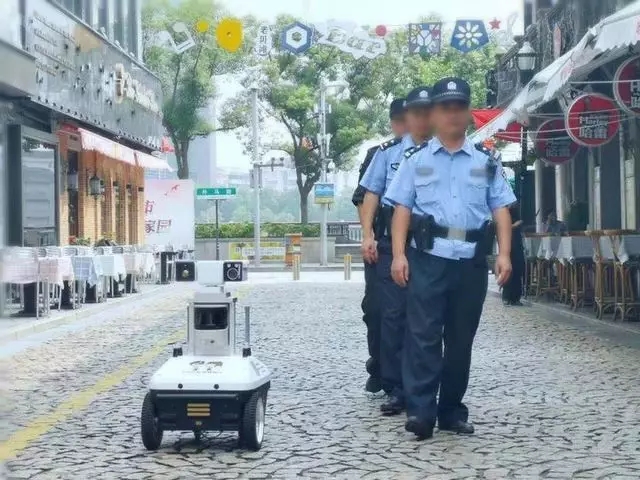 治安巡邏機器人